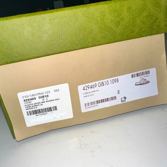 Men’s size 8 Gucci slippers. Worn once, comes with box. - Picture 2 of 5